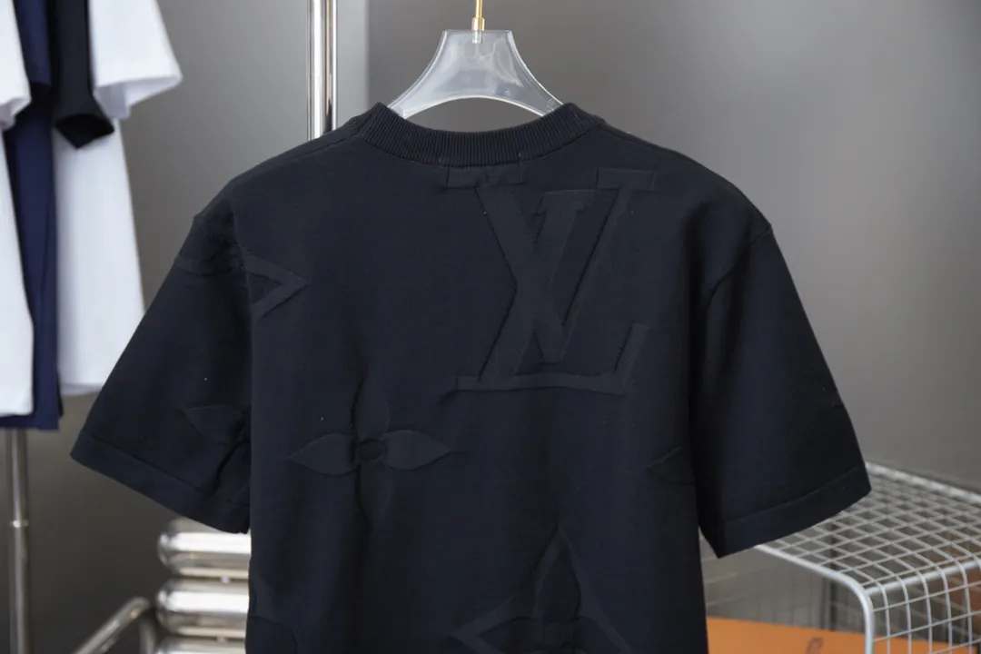 🅿️220 Louis Vuitton 1V 25SS early spring new model, rendering LV knitted short sleeves, light luxury, a must-have item for daily commuting for men and women, correct version, welcome to compare, detailed features · Made of high-viscosity cotton material, high count cotton is added, dry and avoid stuffiness · Made of jacquard machine imported from Germany. Double-needle sewing and cross-seam technology · Original main mark, washed tag, brand moisture-proof paper packaging Color: Black Size: S/M/L/XL